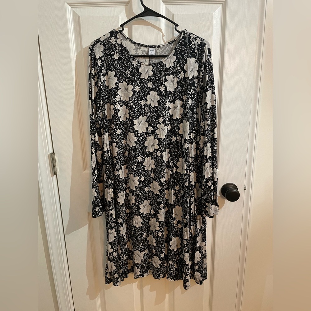 Old Navy floral stretch dress with sleeves.